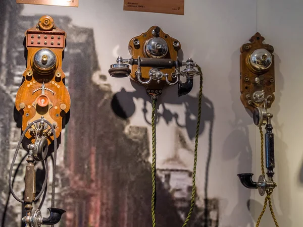 MOSCÚ, RUSIA - 20 DE MARZO DE 2018: Colección de viejos teléfonos obsoletos se exhibe en el museo de la historia del teléfono el 20 de marzo de 2018 en Moscú, Rusia — Foto de Stock