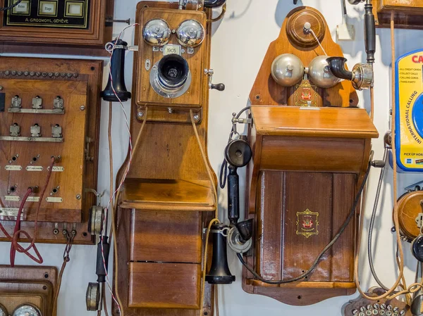MOSCOW, RUSSIA - MARCH 20, 2018: Collection of old obsolete telephones exhibits in the museum of the telephone history on March 20, 2018 in Moscow, Russia — Stock Photo, Image