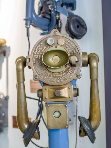 Moskwa, Rosja - 20 marca 2018: Stare nieaktualne granatowy telefon przez Alfred Graham eksponaty w Muzeum historii telefon na 20 marca 2018 w Moskwie — Zdjęcie stockowe