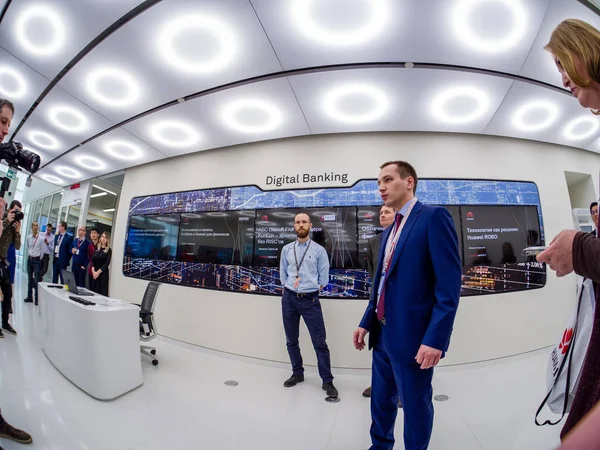 MOSCA, RUSSIA - 3 APRILE 2018: il manager di Huawei Russia presenta lo stand dimostrativo Digital Banking all'apertura dell'evento OpenLab il 3 aprile 2018 a Mosca, Russia — Foto Stock