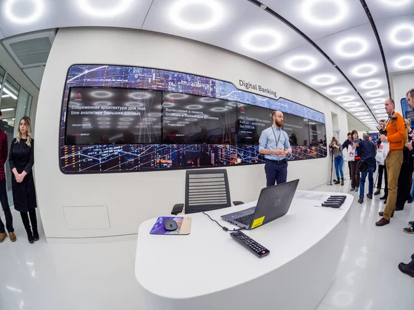 MOSCOW, RUSSIA - APRIL 3, 2018: Huawei Russia manager presents demo stand Digital Banking at event opening OpenLab department on April 3, 2018 in Moscow, Russia — Stock Photo, Image