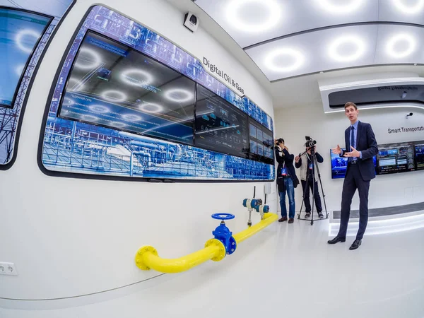 Moskou, Rusland - 3 April 2018: Huawei Rusland manager presenteert demo digitale olie en Gas staan op de gebeurtenis openen Openlab departement op 3 April 2018 in Moskou, Rusland — Stockfoto