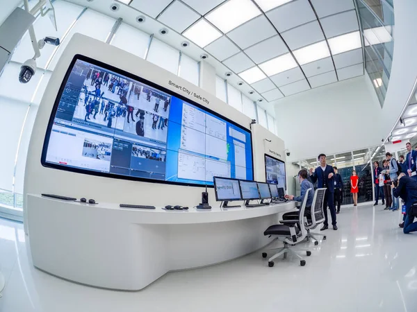 Moskou, Rusland - 3 April 2018: Huawei Rusland manager presenteert demo Smart Safe City staan op de gebeurtenis openen Openlab departement op 3 April 2018 in Moskou, Rusland — Stockfoto