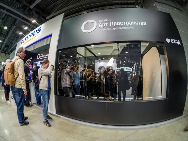 МОСКВА, РОССИЯ - 13 апреля 2018 года: Арт-космический стенд компании "Олимп" на выставке-выставке "Фотофорум 2018" в Москве, Россия, 21, 13 апреля 2018 года — стоковое фото