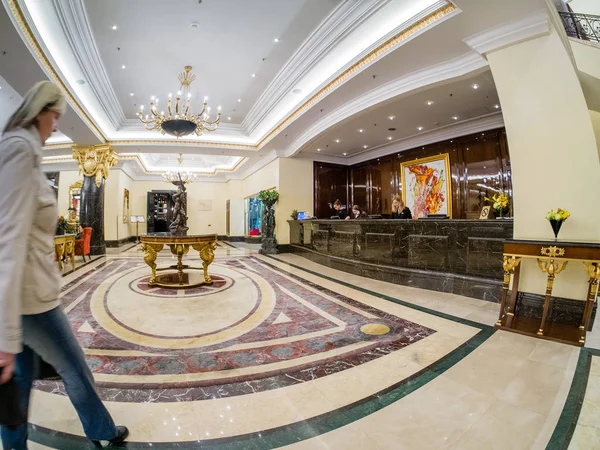 Moskva, Rusko - 18 dubna 2018: Ritz Carlton hotel lobby a recepce v Moscow, Rusko termín 18. dubna 2018. Hotel byl postaven v roce 2007 ve stylu eklekticismu na místě bývalého hotelu Intourist — Stock fotografie