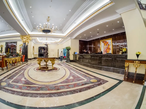 MOSCOW, RÚSSIA - 18 de abril de 2018: lobby e recepção do hotel Ritz Carlton em Moscou, Rússia, em 18 de abril de 2018. Hotel foi construído em 2007 em estilo ecletismo no local do antigo hotel Intourist — Fotografia de Stock