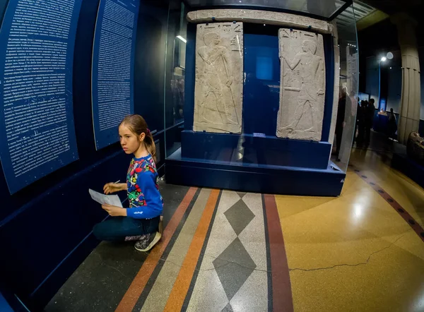 MOSCOW, RUSSIA - JAN 14, 2020: Schoolgirl studies the archaeolog — 图库照片