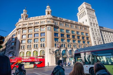 Barselona, İspanya - 6 Şubat 2014: Banco Espanol De Credito binası 6 Şubat 2014 tarihinde Barcelona, İspanya 'da ünlü Placa De Catalunya şehir meydanında yer almaktadır.