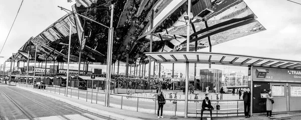 西班牙巴塞罗那 2014 著名跳蚤市场 Els Encants 树突状用镜子天花板反射的买家卖家和在西班牙巴塞罗那的摊位在 2014 — 图库照片