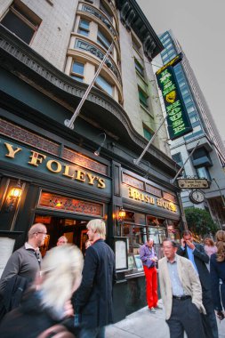 SAN FRANCISCO, ABD - 22 Eylül 2010: Kahin OpenWorld konferansının katılımcılarının katıldığı Pub Irish House, ABD 'nin San Francisco şehrinde 22 Eylül 2010' da düzenlenen 