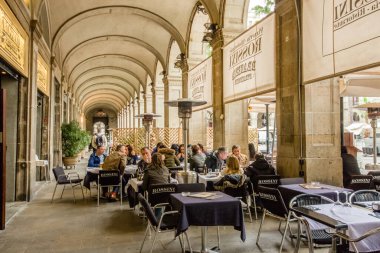 BARCELONA, İspanya - 9 Şubat 2014: Turistler Plaza Real 'deki Rossini restoranının terasında masalarda oturuyorlar ve 9 Şubat 2014 tarihinde İspanya' nın Barcelona kentinde yer alan ünlü İtalyan bestecinin adını verdiler.