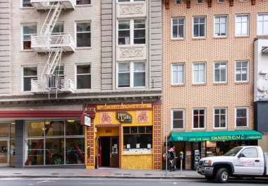 SAN FRANCISCO, CA, ABD - OCT 4, 2011: İnsanlar 4 Ekim 2011 tarihinde San Francisco, CA 'da otantik Hint mutfağı ile Yeni Delhi kafe caddesi boyunca giderler