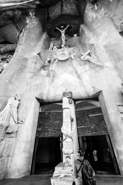 Barcelona España Feb 2014 Joven Entrada Sagrada Familia Catedral Diseñada — Foto de Stock