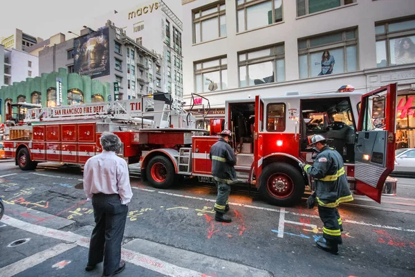 San Francisco Usa Sept 2010 Fire Truck Firemen Work Street — Stock Photo, Image