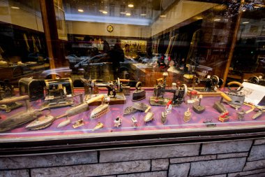 BERLİN, GERMANY - 12 Kasım 2014: Gerçek ve oyuncak eski dikiş makineleri, ütü ve diğer terzi aletleri 12 Kasım 2014 'te Berlin, Almanya' da bir mağaza vitrininde