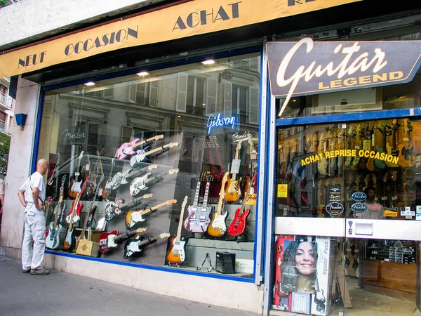 Paris France July 2006 Young Man Looks Shop Window Guitar — Stock Photo, Image
