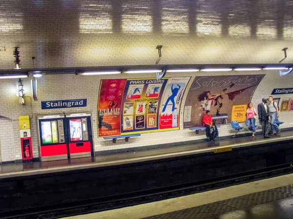 프랑스 2006 프랑스 파리의 스탈린그라드 지하철역에서 지하철을 기다리는 사람들 2006 스톡 사진