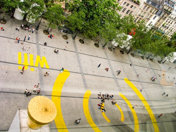 Paris França Julho 2006 Turistas Relaxam Praça Área Acesso Marcada Imagens De Bancos De Imagens Sem Royalties