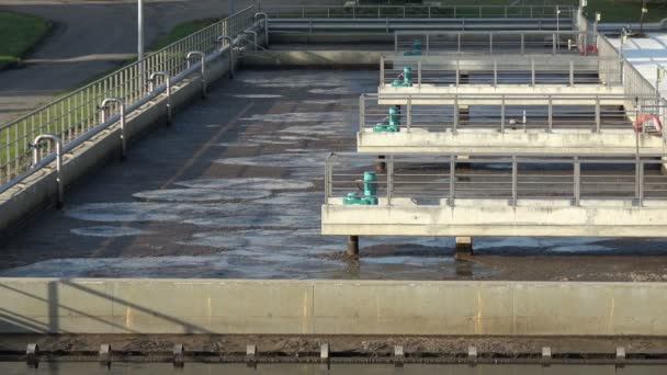 Een nauwe blik op de rioolwaterzuiveringsinstallatie — Stockvideo