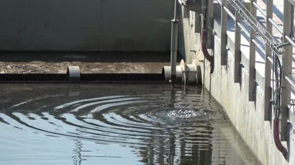 Een nauwe blik op de rioolwaterzuiveringsinstallatie — Stockvideo