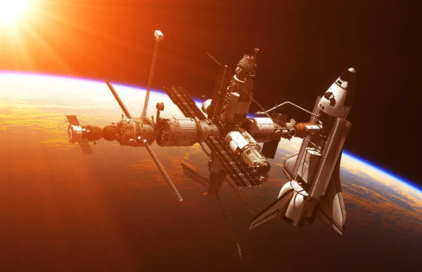 Space Shuttle e la stazione spaziale nei raggi del sole — Foto Stock