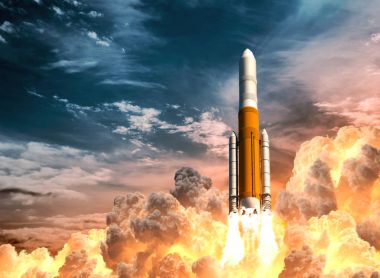 Bulutlu gökyüzü arka plan üzerinde ağır Roket fırlatma