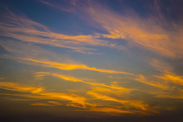 Orangefarbene Wolken am blauen Himmel — Stockfoto