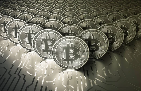 Platina silvermynt virtuella Bitcoins på kretskortet — Stockfoto