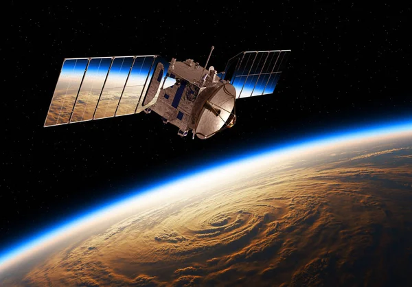 Reflektion av planetjorden i solpaneler av en utrymme satellit — Stockfoto