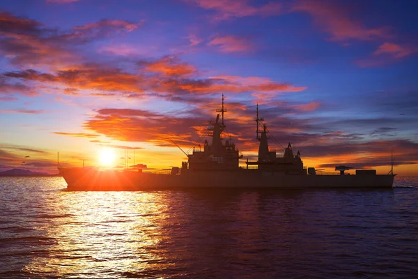 Nave de guerra moderna estadounidense en el fondo de la puesta del sol —  Fotos de Stock