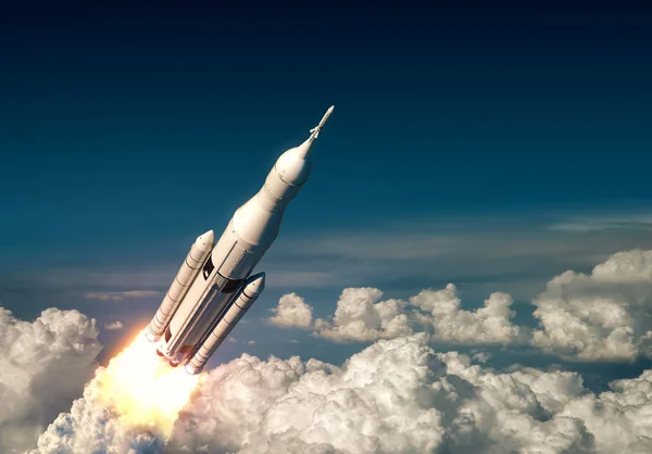 Flight of Big Carrier Rocket ovanför molnen — Stockfoto