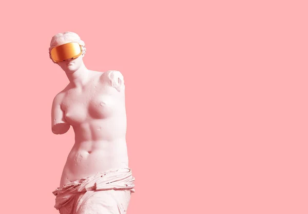 3D модель Афродіта з золотими VR окулярами на рожевому тлі — стокове фото
