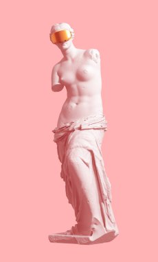 Pembe arka planda Altın Sanal Gerçeklik Gözlüklü 3D Afrodit. Sanat ve Sanal Gerçeklik kavramı.