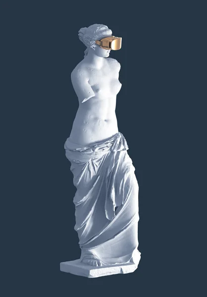 Modèle 3D Aphrodite avec des lunettes de réalité virtuelle dorées sur fond bleu. Concept d'art à l'intérieur de la réalité virtuelle . — Photo