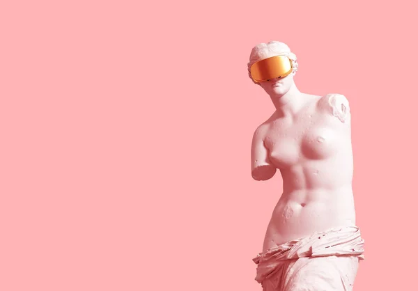 Pembe Arkaplan Üzerinde Altın Vr Gözlüklü 3D Afrodit Modeli. — Stok fotoğraf