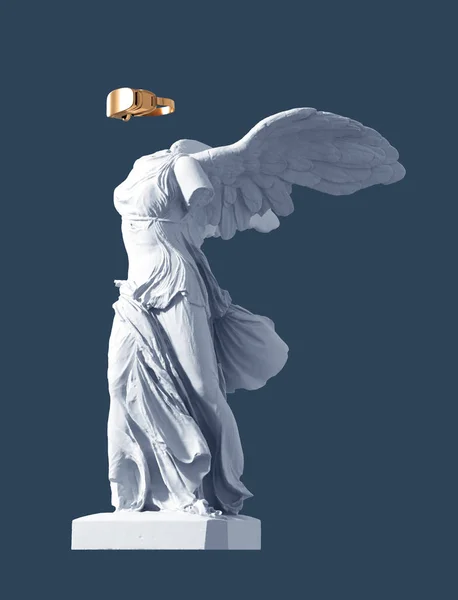 Modèle 3D de Winged Victory et Golden VR Lunettes sur fond bleu. Concept d'art et de réalité virtuelle . — Photo