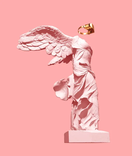 Model 3D skrzydlatego zwycięstwa i złote okulary Vr na różowym tle. Koncepcja sztuki. — Zdjęcie stockowe