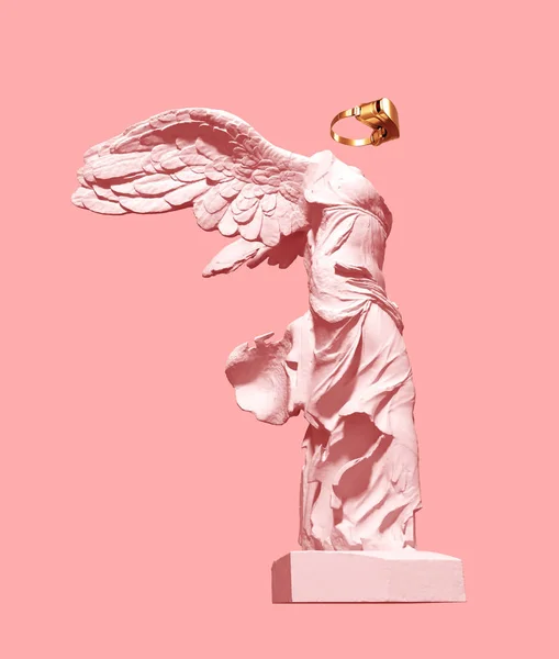 Modelo 3D de Vitória Alada e Óculos VR Dourados em Fundo Rosa. Conceito de Arte . — Fotografia de Stock