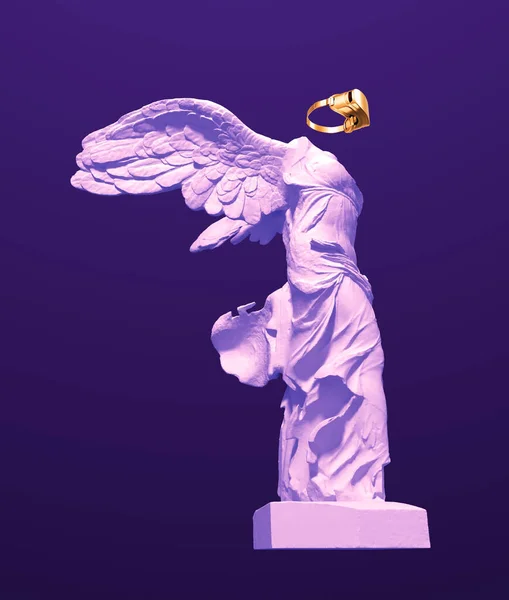 3D Model Of Winged Victory With Golden VR Glasses On Purple Background. Concept Of Art And Virtual Reality. — Stock Photo, Image