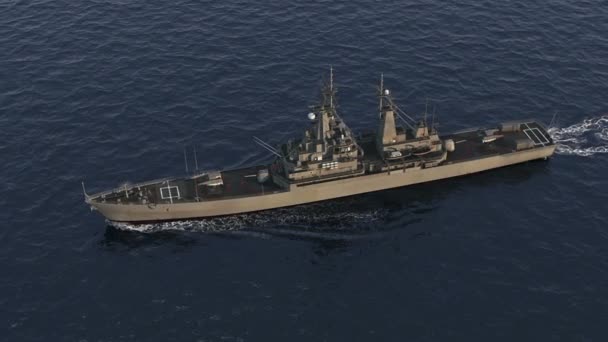 Американський сучасних Військовий корабель у відкритому морі — стокове відео