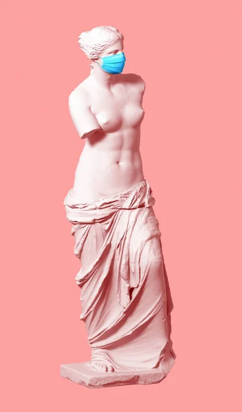 3D модель Афродита в медицинской маске на розовом фоне — стоковое фото