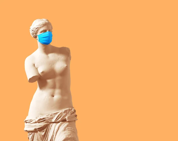 Modelo 3D Afrodite com máscara médica em fundo amarelo — Fotografia de Stock