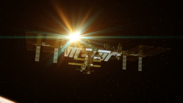 国際宇宙ステーションは上昇する太陽を背景に太陽電池パネルを回転させます 3Dアニメーション — ストック動画