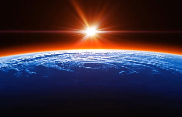 Чудовий схід сонця на тлі великого урагану — стокове фото