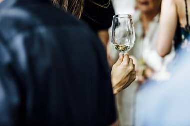 Erkekler ve kadınlar sosyal etkinliklerde ve düğünlerde şarap tutup döküyorlar..