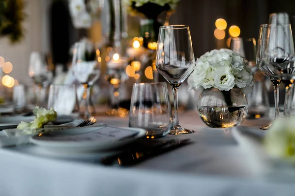 Bezaubernde Einrichtung Des Weinglases Für Abendessen Party Hochzeiten Oder Weihnachten — Stockfoto