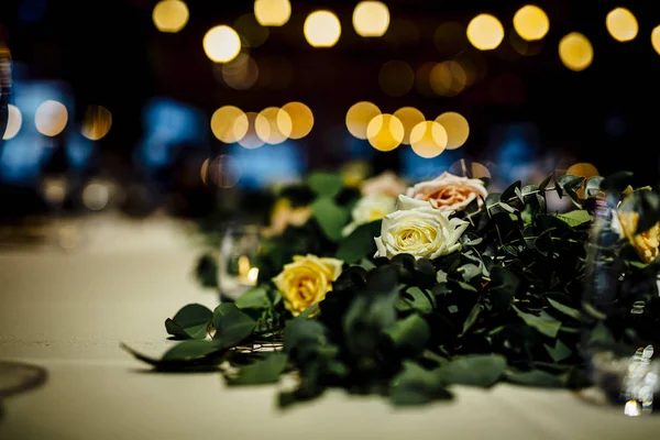 Variedad de hermosas flores frescas coloridas de temporada en flor — Foto de Stock