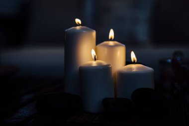 Olaylar için gece ışığında romantik bir mum. Lüks etkinlikler ya da düğünler. Tasarım ögesi.
