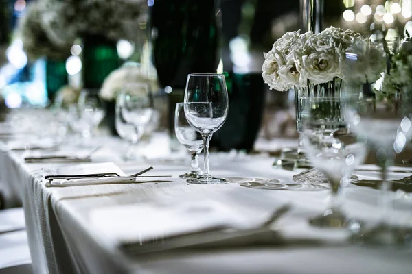 Luxuriöse Tischdekoration Für Gehobene Küche Mit Glas Und Schönem Verschwommenem — Stockfoto