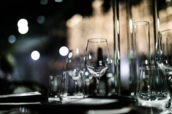 Ajustes Mesa Lujo Para Una Buena Cena Con Cristalería Hermoso — Foto de Stock